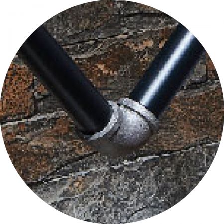 At the elbows and joints, change the color tone to deepen the three-dimensional sense of the geometric shape.